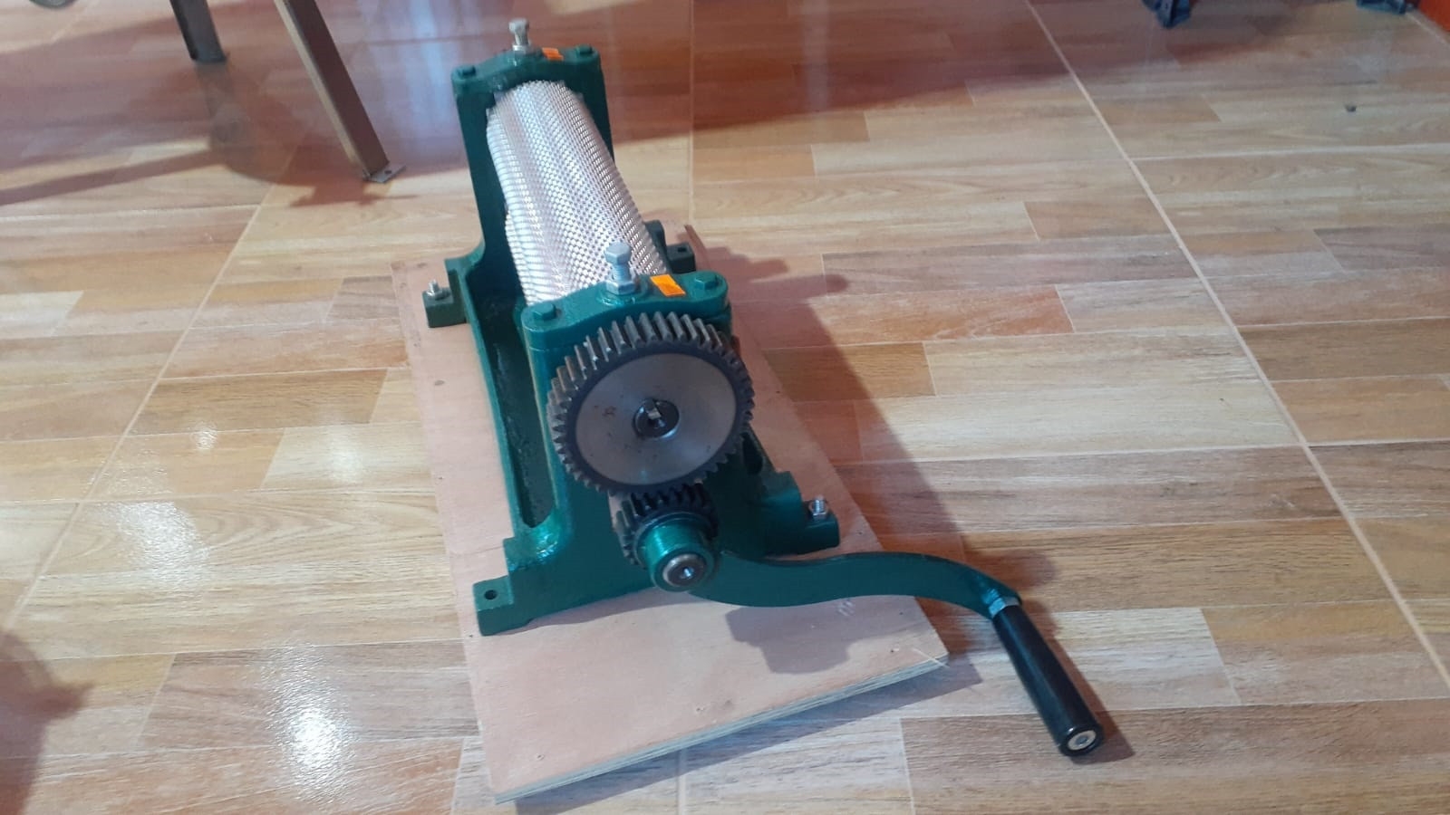 ESTAMPADORA DE RODILLO MANUAL DE CERA DE ABEJA OBRERA PROF. 5.4  45 CM